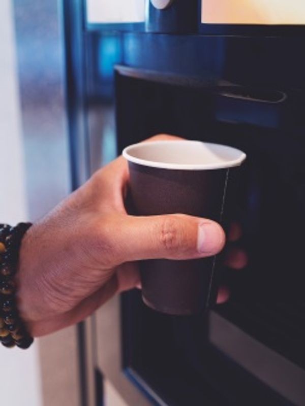 Hvem tror du er den mest flittige gæst ved kaffemaskinen på jobbet?
