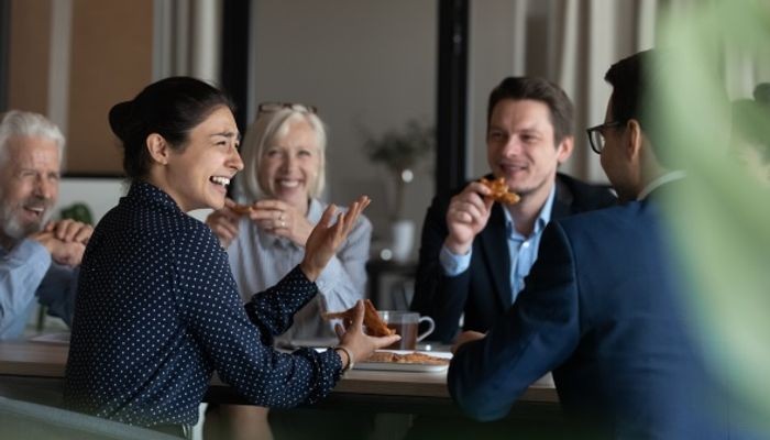 Ikke alle emner er lige sjove at tale med kollegerne om i kantinen