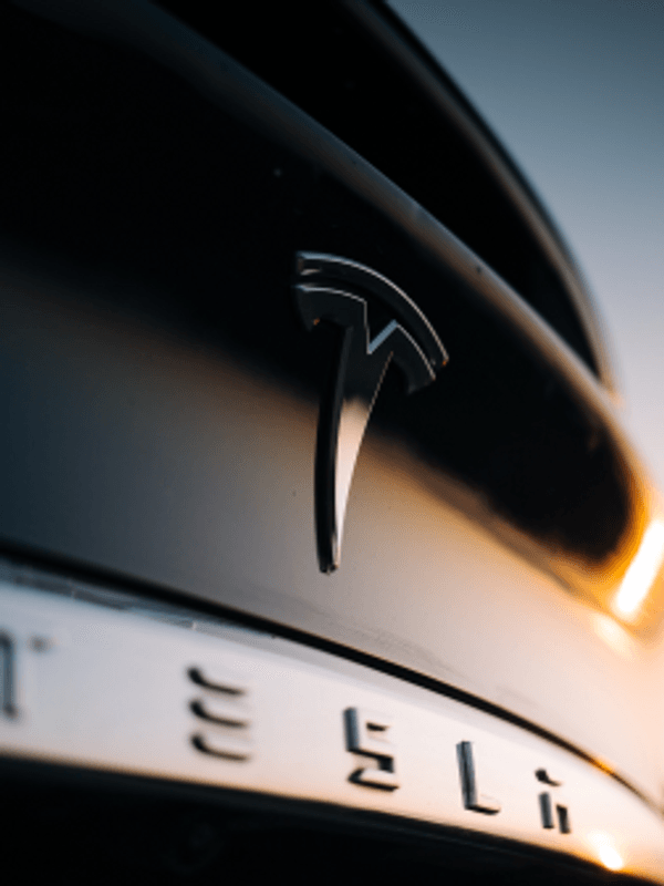 Teslas prispolitik har gjort elbiler billigere, men vilde afgifter venter forude. De bliver afgørende for, hvornår på året det er smart at skifte bil